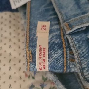Ankle length/cropped Levis wedgie size 26